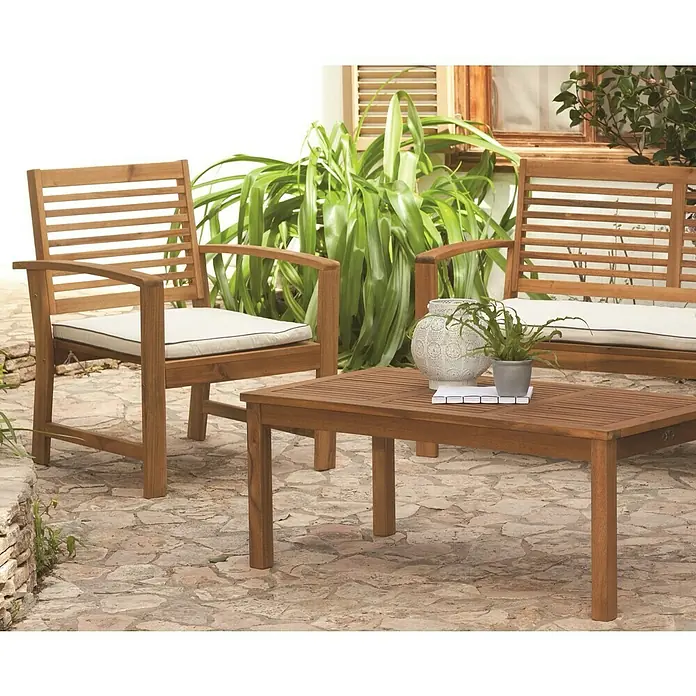 Acamp Loungemöbel-Set Kreta - 4 -tlg., Akazie, Polyester, Braun - Einladende Gartenszene mit Holzmöbeln: Stühle mit Polstern und Tisch, perfekt für entspannte Stunden im Freien.