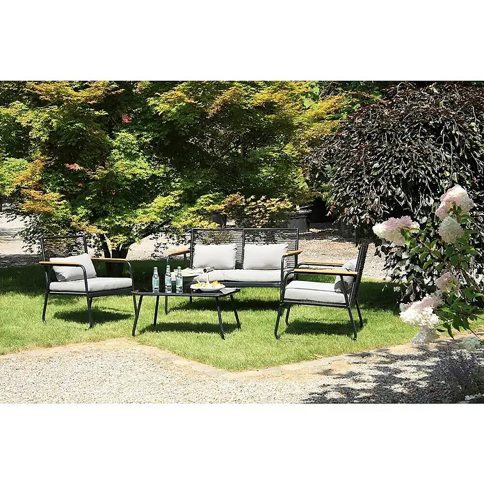 Acamp Loungemöbel-Set Paxos - 4 -tlg., Stahl, Polyrattan, Grau - Gartenmöbelset mit Sofa, Stühlen und Tisch auf einer Rasenfläche.