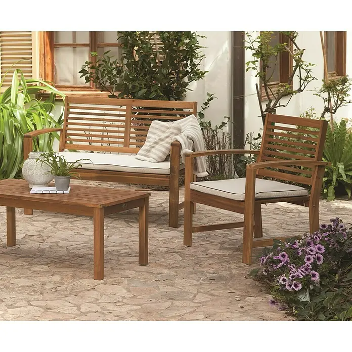 Acamp Loungemöbel-Set Kreta - 4 -tlg., Akazie, Polyester, Braun - Draufsicht auf ein charmantes Gartenmöbelset aus Holz mit Bank, Sessel und Tisch auf einer Steinterrasse, umgeben von üppigem Grün.
