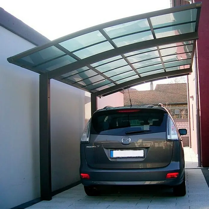 Ximax Carport Portoforte 60 - Außenmaß inkl. Dachüberstand (B x T): 2,7 x 4,95 m, Einzelcarport, Mattbraun, Schneelast: 75 kg/m² - Carport mit Glasdach und einem geparkten Mazda 5 darunter. Der Carport schützt das Auto vor Witterungseinflüssen.