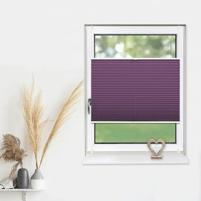 Deco-Raum Plissee ohne Bohren Basic - B x H: 110 x 150 cm, Lila - Fenster mit lila Plissee-Jalousie, die teilweise geöffnet ist und Licht hereinlässt, während Privatsphäre gewährleistet ist.