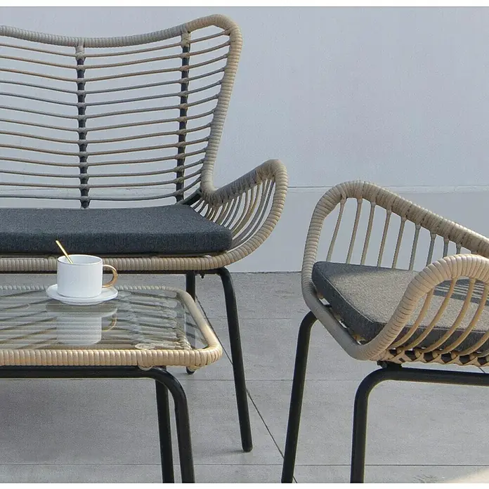 Acamp Loungemöbel-Set Korfu - 4 -tlg., Stahl, Polyrattan, Grau - Elegantes Outdoor-Sitzensemble mit Rattanmöbeln und modernem Glasbeistelltisch. Ideal für entspannte Stunden im Freien.
