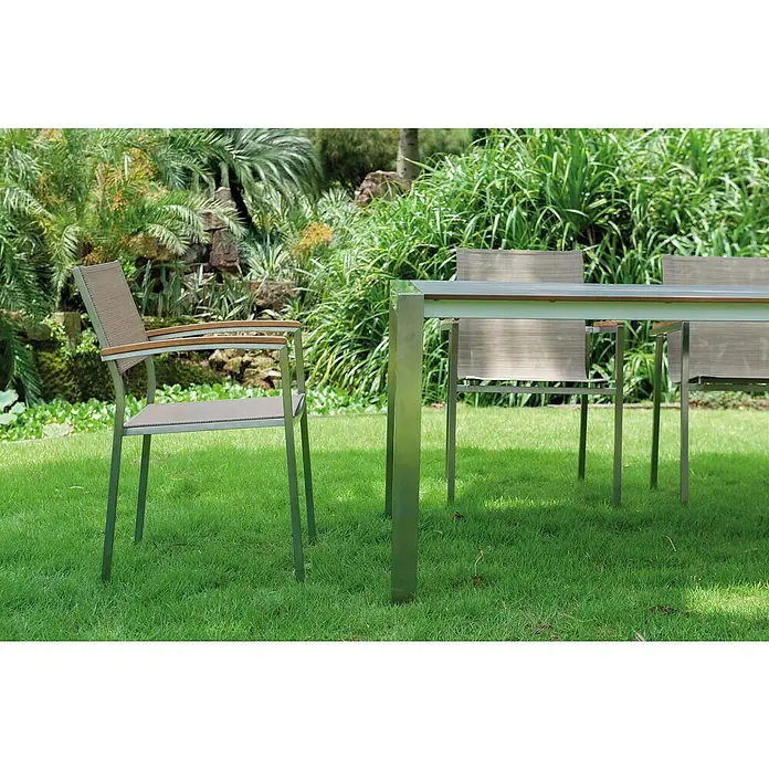 Acamp Gartenmöbel-Set Skye - 7 -tlg., Stapelbar, Silber/Braun - Elegante Gartenmöbel: Ein Tisch mit Metallbeinen und passende Stühle mit Armlehnen auf saftigem Grün.