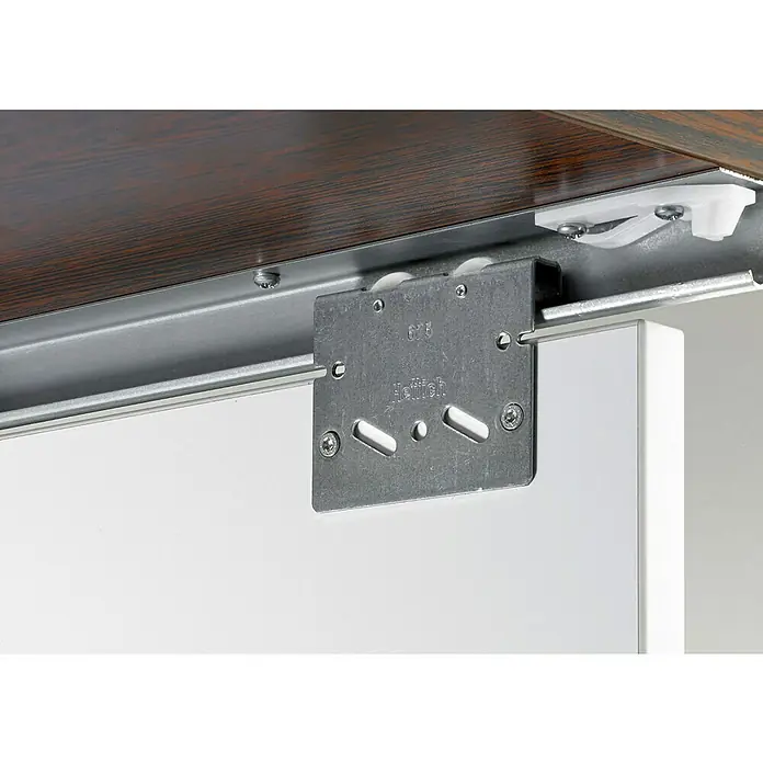 Hettich Montage-Set TopLine 3 - Passend für: 1 Schiebetür, Traglast: 40 kg - Detailaufnahme eines Schiebetürbeschlags von Hettich, befestigt an einer Holztür, mit Führungsschiene und Rollen für reibungsloses Gleiten.