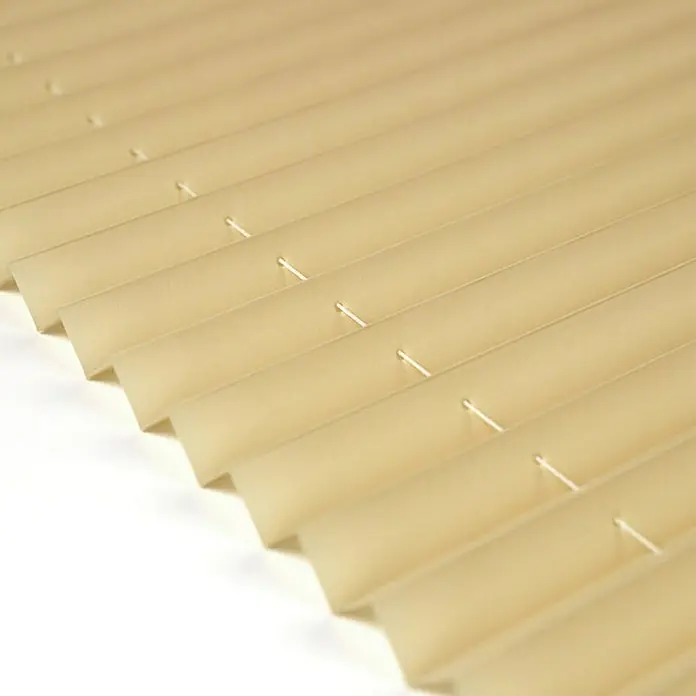 Deco-Raum Plissee ohne Bohren Basic - B x H: 95 x 150 cm, Beige - Nahaufnahme von beigen Plissee-Jalousien mit feinen Zugschnüren, die sanftes Licht filtern und eine moderne Fensterdekoration bieten.