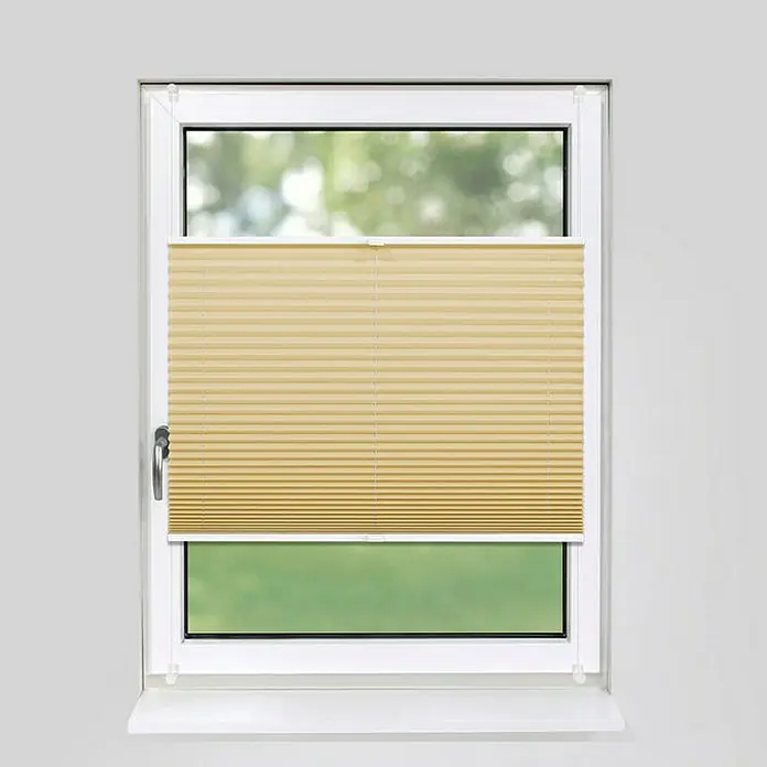 Deco-Raum Plissee ohne Bohren Basic - B x H: 95 x 150 cm, Beige - Nahaufnahme eines Fensters mit einem beigefarbenen Plissee-Rollo, das teilweise heruntergelassen ist und den unteren Teil des Fensters bedeckt.