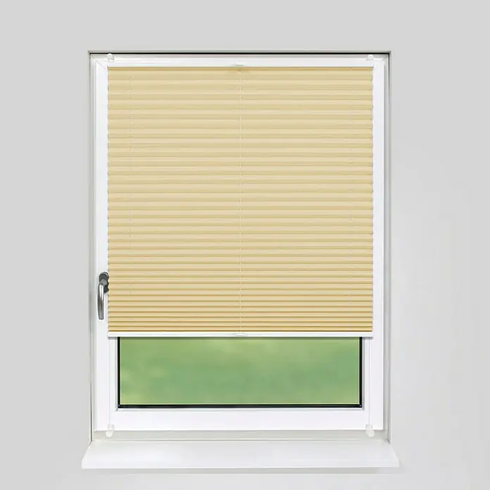 Deco-Raum Plissee ohne Bohren Basic - B x H: 95 x 150 cm, Beige - Das Bild zeigt ein Fenster mit einem beigefarbenen Plissee, das teilweise heruntergelassen ist. Das Plissee sorgt für Privatsphäre und Lichtschutz.