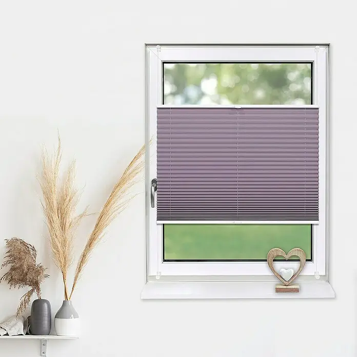 Deco-Raum Plissee ohne Bohren Basic - B x H: 105 x 150 cm, Flieder - Nahaufnahme eines Fensters mit einem eleganten, lila Plissee-Rollo, das Privatsphäre und Stil vereint.