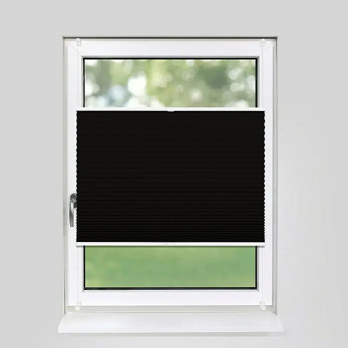 Deco-Raum Plissee ohne Bohren Basic - B x H: 115 x 150 cm, Schwarz - Fenster mit einem schwarzen, plissierten Rollo, das für Privatsphäre und Verdunkelung sorgt.