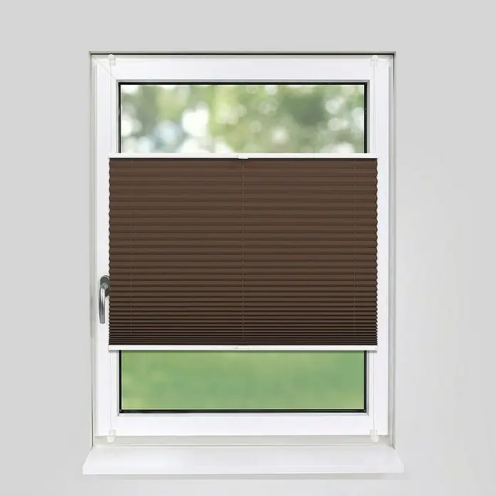 Deco-Raum Plissee ohne Bohren Basic - B x H: 105 x 150 cm, Braun - Braune Jalousie vor einem Fenster mit weißem Rahmen. Das Rollo ist teilweise heruntergelassen und lässt Licht durch.