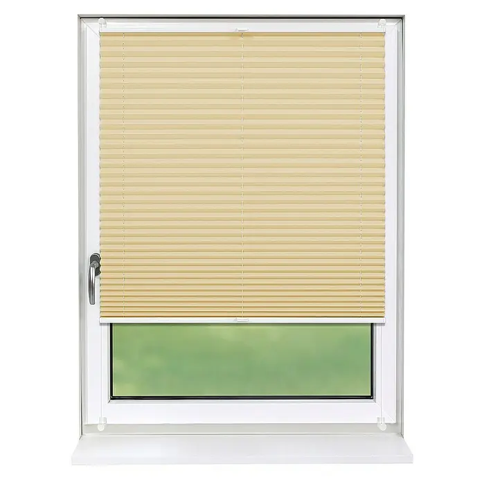 Deco-Raum Plissee ohne Bohren Basic - B x H: 115 x 150 cm, Beige - Ein Fenster mit einem beigefarbenen Plissee, das das Licht sanft filtert und für Privatsphäre sorgt. Das Plissee ist in einem weißen Fensterrahmen montiert.