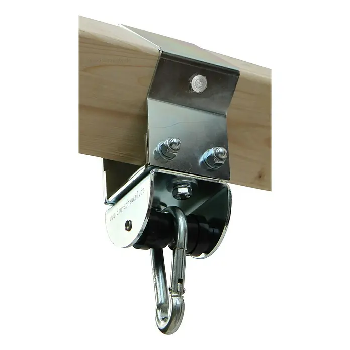 Marathon Aufhängesystem-Set - Geeignet für: Spitzhölzer 10 x 10 cm, Belastbarkeit: 125 kg, Kugellager - Detailansicht einer Schaukelaufhängung mit Rollenlager und Karabinerhaken, montiert an einem Holzbalken. Perfekt für sichere Schaukelmomente.