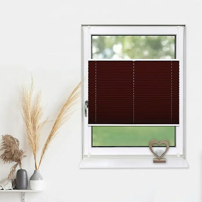 Deco-Raum Plissee ohne Bohren Basic - B x H: 95 x 150 cm, Weinrot - Braune Plissee-Rollos bedecken die obere Hälfte eines Fensters und sorgen für Privatsphäre und Lichtschutz in einem modernen Raum.