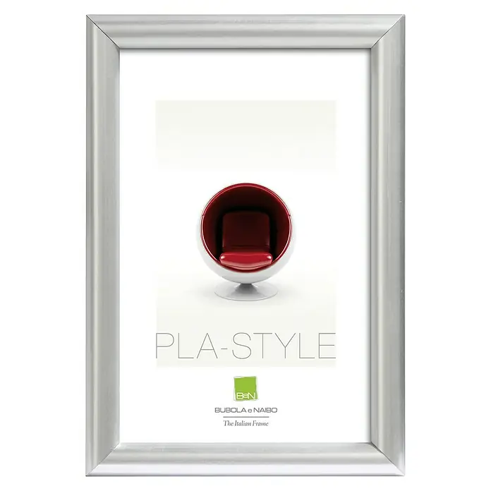 Marco de plástico Pla-Style - 50 x 70 cm, Plateado - Un marco de fotos plateado de Bubola e Naibo con una imagen elegante con el texto "PLA-STYLE" y una silla moderna.