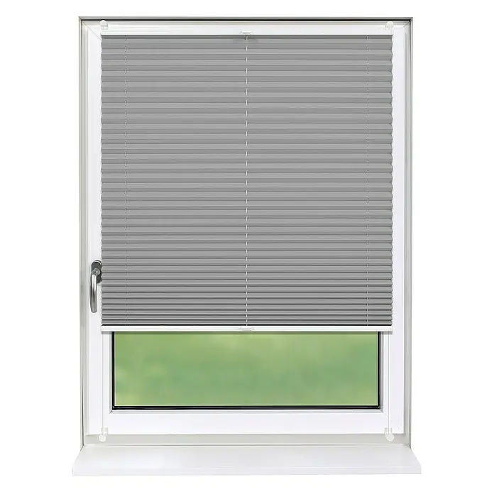 Deco-Raum Plissee ohne Bohren Basic - B x H: 65 x 150 cm, Grau - Ein Fenster mit geschlossenem, grauen Plissee. Das Plissee bedeckt den oberen Teil des Fensters, während der untere Teil einen Blick ins Grüne bietet.