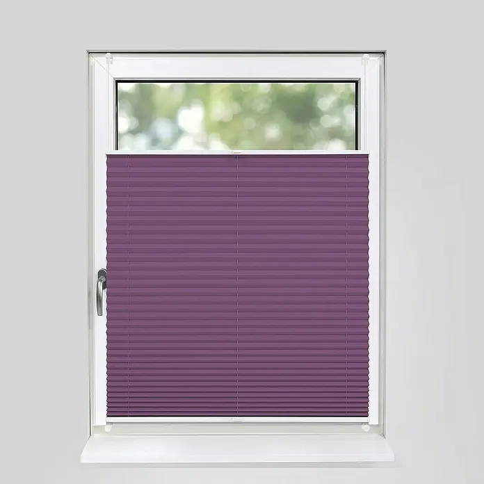 Deco-Raum Plissee ohne Bohren Basic - B x H: 105 x 150 cm, Lila - Plissee-Rollo in Lila am Fenster. Das Rollo ist halb geöffnet und lässt einen Blick nach draußen zu.