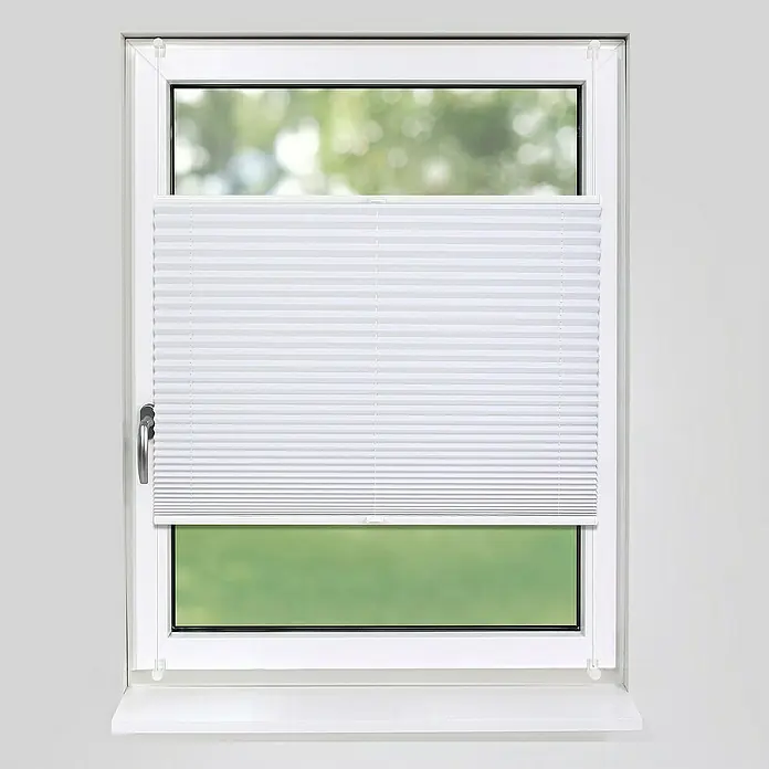 Deco-Raum Plissee ohne Bohren Basic - B x H: 85 x 210 cm, Weiß - Hier ist ein Fenster mit einem weißen Faltstore, das für Privatsphäre und Lichtsteuerung sorgt.
