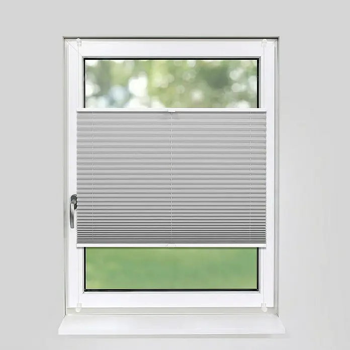 Deco-Raum Plissee ohne Bohren Basic - B x H: 80 x 210 cm, Silber - Ein Fenster mit einem grauen, plissierten Rollo, das teilweise heruntergelassen ist, um das Licht zu dämpfen. Perfekt für Privatsphäre und Lichtregulierung.