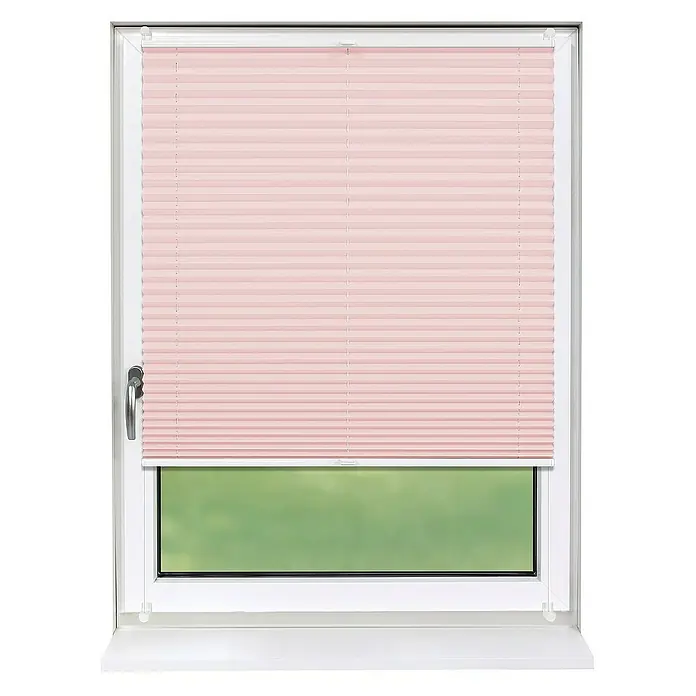 Deco-Raum Plissee ohne Bohren Basic - B x H: 70 x 150 cm, Rosa - Blick auf ein Fenster mit einem zartrosa Plissee, das den oberen Teil bedeckt und einen Teil des Ausblicks freilässt.