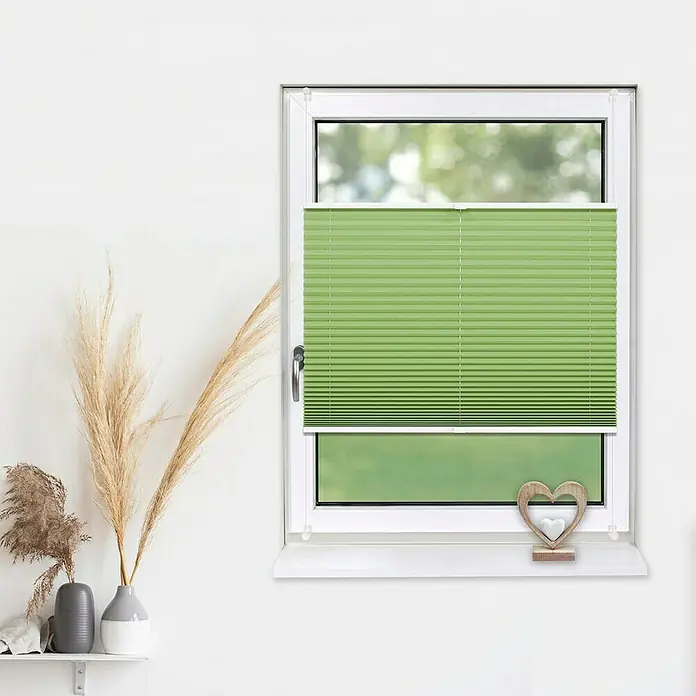 Deco-Raum Plissee ohne Bohren Basic - B x H: 70 x 210 cm, Grün - Fenster mit grünem Plissee-Vorhang, der das Licht filtert und Privatsphäre bietet, während er eine moderne Ästhetik verleiht.