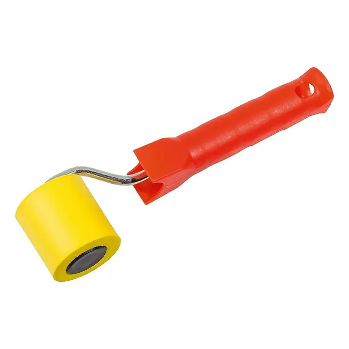 swingcolor Tapeten-Nahtroller - Breite: 5 cm - Nahaufnahme einer Kleberolle mit gelber Walze und rotem Griff, ein unverzichtbares Werkzeug für Bastelarbeiten.