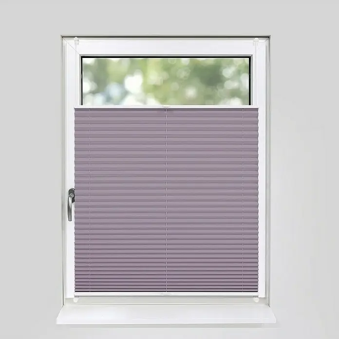 Deco-Raum Plissee ohne Bohren Basic - B x H: 115 x 150 cm, Flieder - Plissee in Lila am weißen Fenster. Das Rollo ist geschlossen und verleiht dem Raum eine stilvolle Note. Ideal für Sicht- und Sonnenschutz.