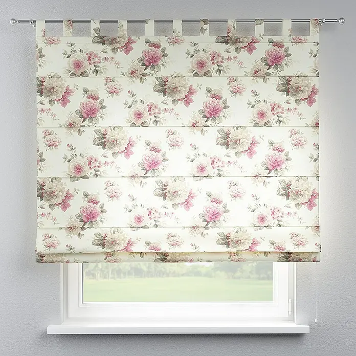 Dekoria Raffrollo - B x H: 130 x 170 cm - Dieses Foto zeigt eine gefaltete Blumen-Raffrollo vor einem Fenster, die eine stilvolle Fensterdekoration mit einem floralen Muster bietet.