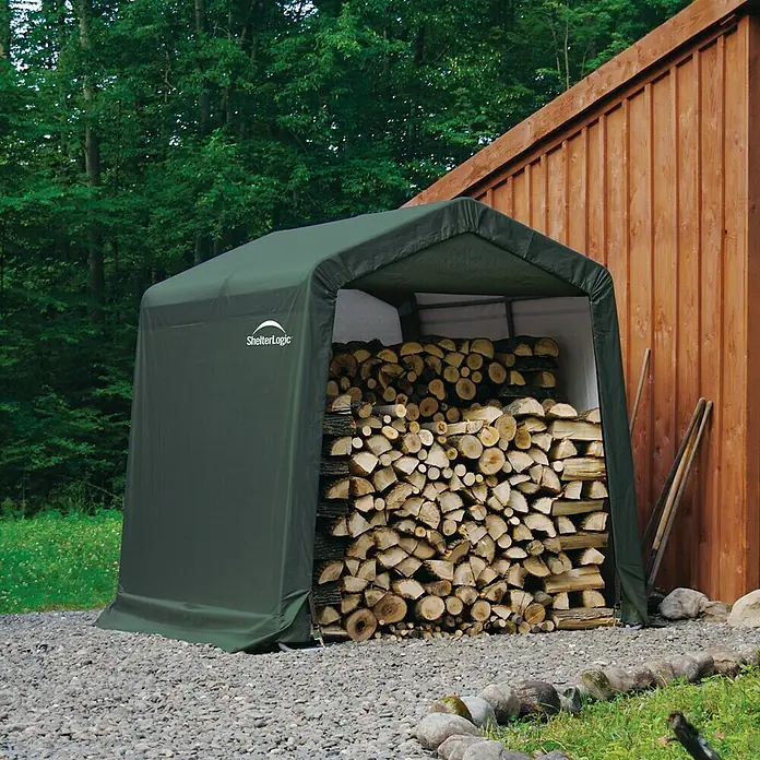 ShelterLogic Gerätehaus - Außenbreite inkl. Dachüberstand: 240 cm, Außentiefe inkl. Dachüberstand: 240 cm, Stahl, Grün - Holzlager ShelterLogic mit grüner Plane, gefüllt mit Brennholz. Praktische und wetterfeste Aufbewahrungslösung für Ihr Holz.