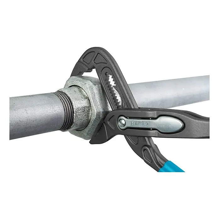 Hazet Wasserpumpenzange 760-2260 mm, Greifkapazität Rohre: 50 mm - Rohrzange HAZET in Aktion: Die Zange greift eine Rohrverschraubung, ideal für Sanitär- und Installationsarbeiten. Robust und präzise.