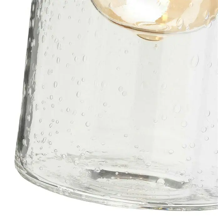 Elstead Wandleuchte Morvah - 60 W, L x B x H: 18,9 x 12 x 30 cm, Weiß, E27 - Nahaufnahme einer transparenten Glasvase mit kleinen Luftblasen und einer bernsteinfarbenen Glühbirne, die ein warmes Licht ausstrahlt.
