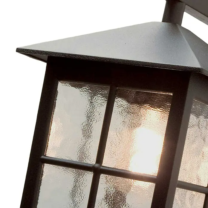 Elstead Außenwandleuchte Winchester - 60 W, 31 x 40 x 40 cm, Schwarz, IP23 - Nahaufnahme einer dekorativen Außenlaterne mit einer warmen, diffusen Beleuchtung, die durch strukturiertes Glas scheint.