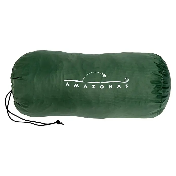 Amazonas Schutzhülle - Passend für: Amazonas Hängematte mit Gestell - Nahaufnahme eines grünen Amazonas-Packsacks, ideal für Hängematten. Kompakt und leicht für Outdoor-Abenteuer.