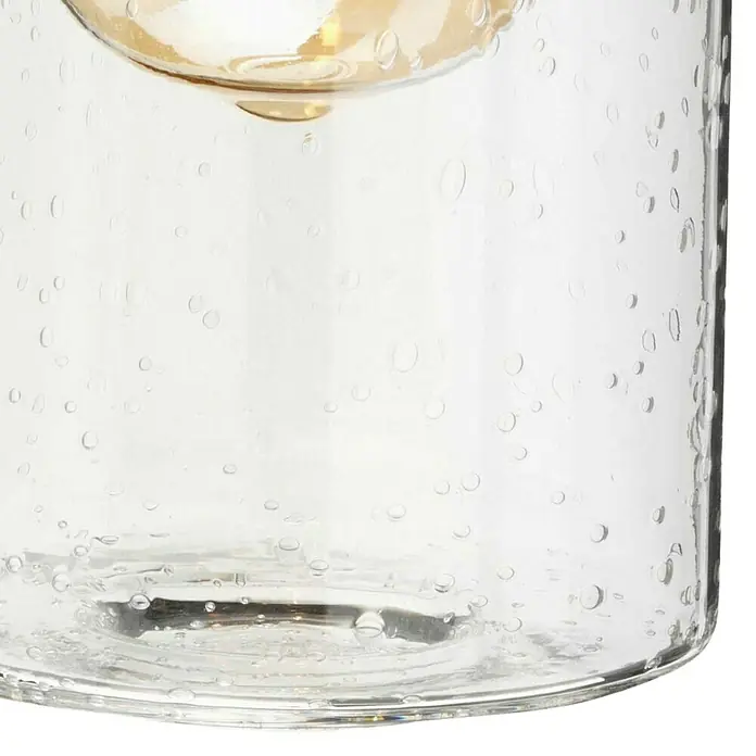 Elstead Wandleuchte Morvah - 60 W, L x B x H: 18,9 x 12 x 30 cm, Messing, E27 - Nahaufnahme eines stilvollen Glases mit dekorativen Lufteinschlüssen und einem bernsteinfarbenen Einsatz, der eine elegante Note verleiht.