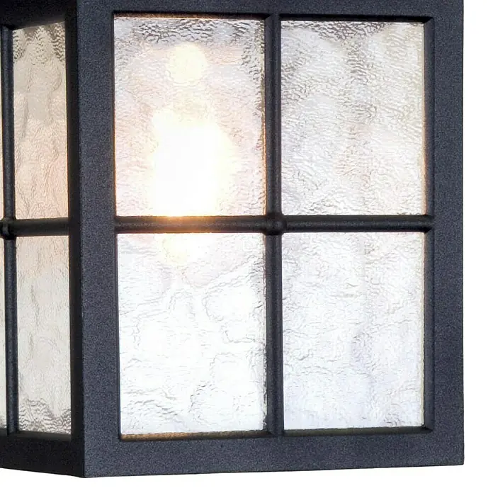 Elstead Pendelleuchte Winchester - 60 W, Farbe Gehäuse: Schwarz, 18,5 x 18,5 x 40 cm, Ohne Leuchtmittel - Eine Nahaufnahme einer schwarzen Außenwandleuchte mit strukturiertem Glas, die ein warmes Licht ausstrahlt. Die Leuchte hat ein elegantes, rechteckiges Design.