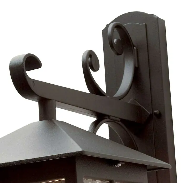Elstead Außenwandleuchte Winchester - 60 W, 31 x 40 x 40 cm, Schwarz, IP23 - Nahaufnahme einer eleganten, geschmiedeten Außenwandleuchte, die rustikalen Charme und robuste Bauweise vereint. Die Leuchte bietet stilvolle Beleuchtung für den Außenbereich.