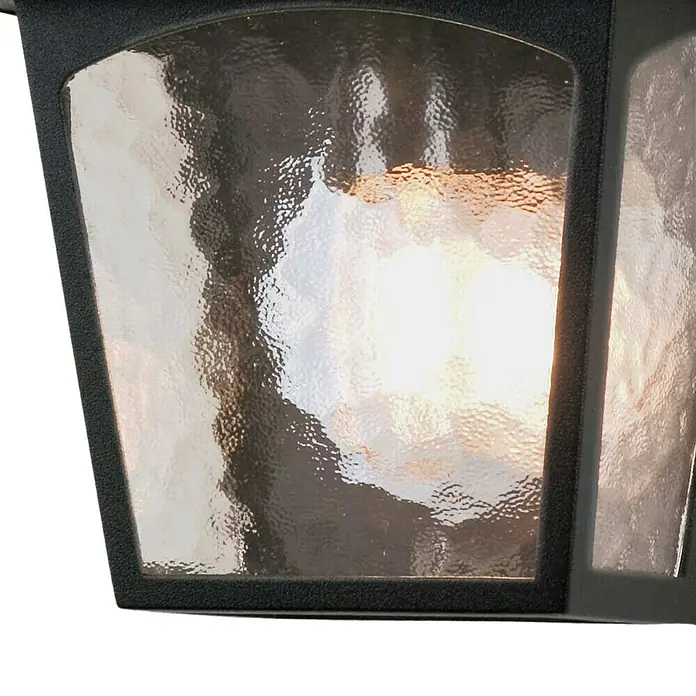 Elstead Außenwandleuchte York - 60 W, 14 x 28 x 28 cm, Schwarz, IP23 - Nahaufnahme einer stilvollen Außenleuchte mit strukturiertem Glas, die ein warmes, einladendes Licht ausstrahlt.
