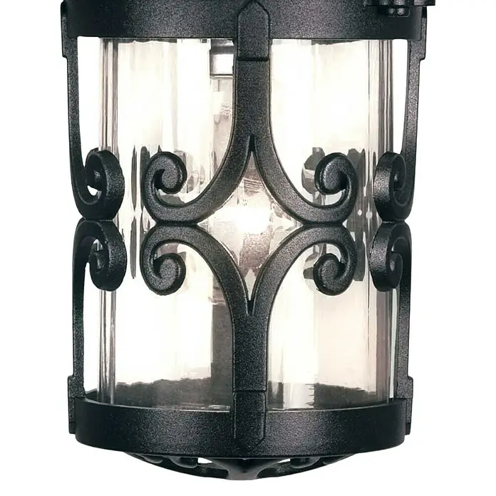 Elstead Pendelleuchte Hereford - 60 W, L x B x H: 15 x 15 x 40,5 cm, Schwarz, E27 - Nahaufnahme einer schwarzen, zylindrischen Außenwandleuchte mit kunstvollen Verzierungen und klarem Glas für stimmungsvolle Beleuchtung.