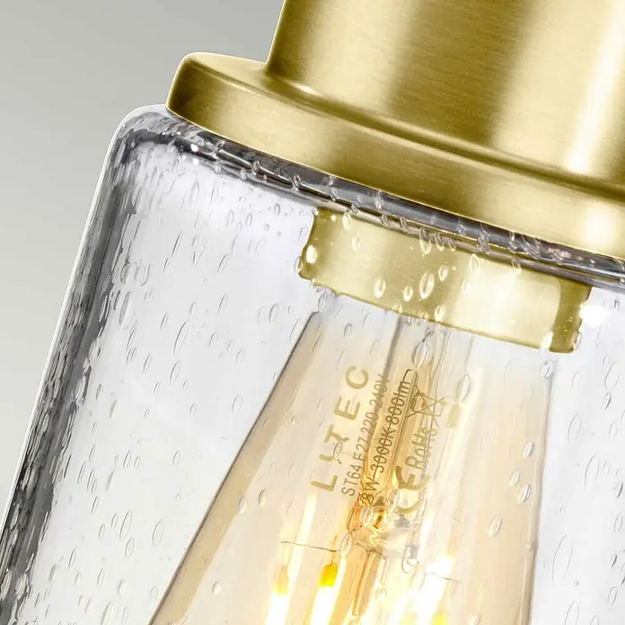 Elstead Wandleuchte Morvah - 60 W, L x B x H: 18,9 x 12 x 30 cm, Messing, E27 - Detailaufnahme einer dekorativen Pendelleuchte mit goldenen Akzenten und einem transparenten, strukturierten Glasschirm.