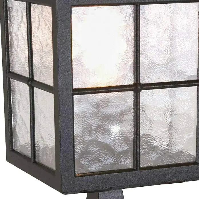 Elstead Außensockelleuchte Winchester - 50 W, Farbe Gehäuse: Schwarz, 18,5 x 18,5 x 41 cm, Ohne Leuchtmittel - Nahaufnahme einer rechteckigen Außenleuchte mit schwarzem Rahmen und strukturierter Glasscheibe, die ein warmes Licht ausstrahlt.