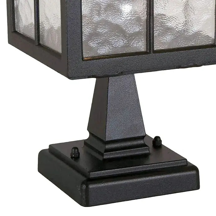 Elstead Außensockelleuchte Winchester - 50 W, Farbe Gehäuse: Schwarz, 18,5 x 18,5 x 41 cm, Ohne Leuchtmittel - Nahaufnahme einer schwarzen Außenleuchte mit strukturiertem Glas und einer robusten Basis für den Außenbereich.