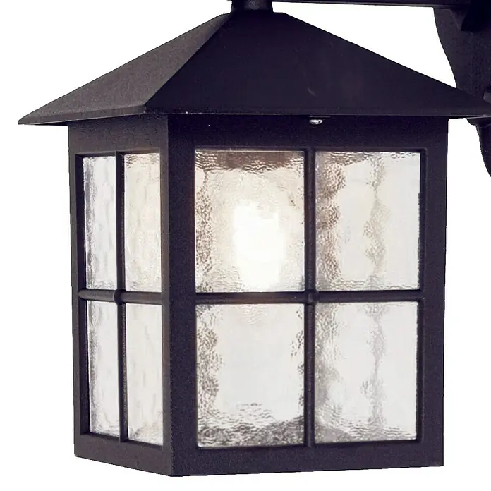 Elstead Außenwandleuchte Winchester - 60 W, 23,7 x 33,5 x 33,5 cm, Schwarz, IP23 - Nahaufnahme einer schwarzen Außenwandleuchte mit facettiertem Glas, die ein warmes Licht ausstrahlt. Robustes, elegantes Design.
