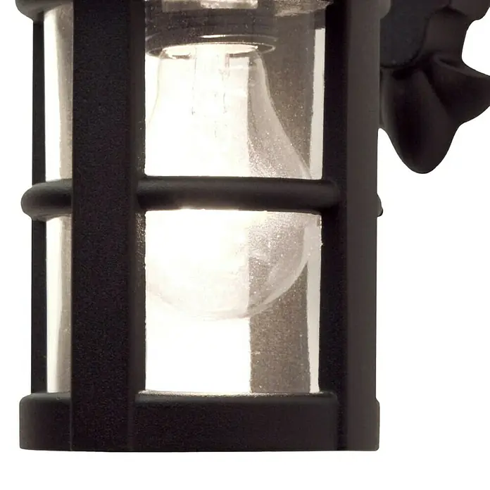 Elstead Außenwandleuchte Hereford - 60 W, 22,1 x 29,4 x 29,4 cm, Schwarz, IP43 - Nahaufnahme einer schwarzen Außenwandleuchte mit einer klaren Glühbirne, die ein warmes Licht ausstrahlt.