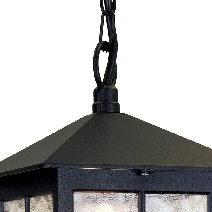 Elstead Pendelleuchte Winchester - 60 W, Farbe Gehäuse: Schwarz, 18,5 x 18,5 x 40 cm, Ohne Leuchtmittel - Nahaufnahme einer schwarzen Außenlaterne mit Kettenaufhängung. Das robuste Design betont die wetterfeste Bauweise der Lampe.