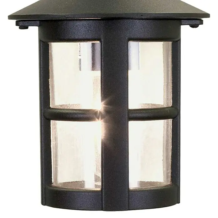 Elstead Pendelleuchte Hereford - 60 W, L x B x H: 15 x 15 x 36,5 cm, Schwarz, E27 - Nahaufnahme einer stilvollen schwarzen Gartenlampe mit klaren Glasscheiben, die ein warmes Licht verbreitet.