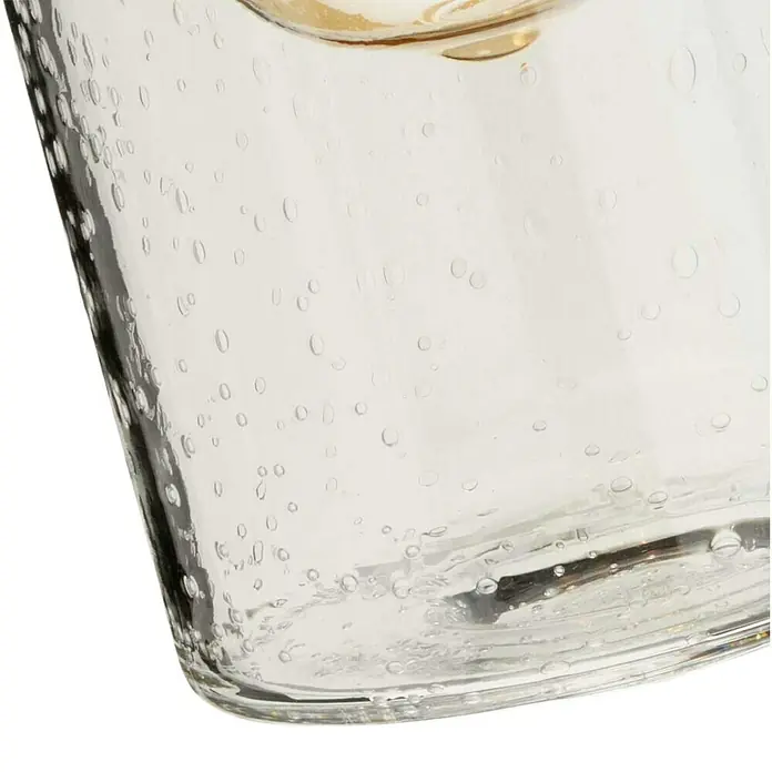 Elstead Wandleuchte Morvah - 60 W, L x B x H: 18,9 x 12 x 30 cm, Chrom, E27 - Nahaufnahme eines transparenten Glases mit Luftblasen im Inneren, das ein rustikales und einzigartiges Design aufweist.