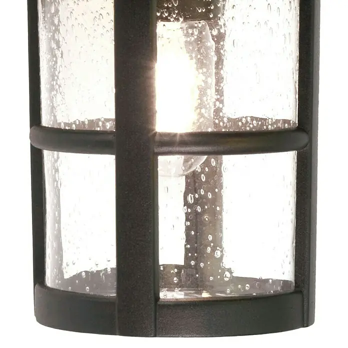 Elstead Außenwandleuchte Hereford - 60 W, 24 x 34,5 x 34,5 cm, Schwarz, IP43 - Nahaufnahme einer stilvollen Außenwandleuchte mit antikem Design und klarem Glas, das eine warm leuchtende Glühbirne zeigt.