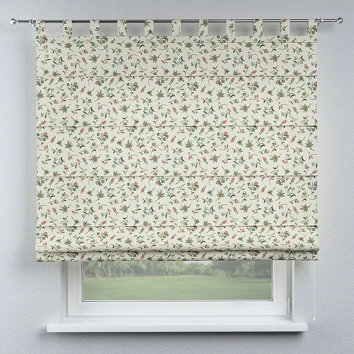 Dekoria Raffrollo - B x H: 120 x 160 cm - Eine Nahaufnahme eines floral gemusterten Raffrollos, das an einer Stange hängt und ein Fenster mit Blick auf eine grüne Landschaft bedeckt.