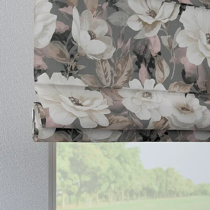 Dekoria Raffrollo - B x H: 130 x 170 cm - Nahaufnahme eines floral gemusterten Rollos vor einem Fenster mit Blick ins Grüne.