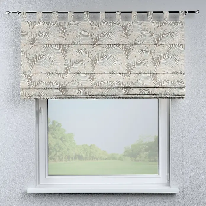 Dekoria Raffrollo - B x H: 130 x 170 cm - Ein beigefarbenes, gemustertes Römisches Rollo mit Schlaufenaufhängung hängt an einer Gardinenstange vor einem Fenster.