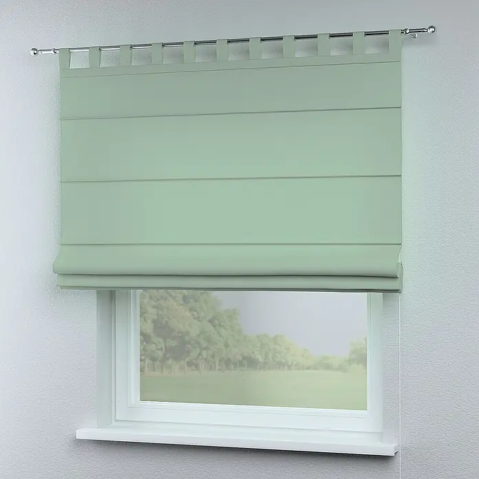 Dekoria Raffrollo -  - Grüne Fenstergardine, die das Fenster teilweise bedeckt und einen Blick auf die Bäume im Hintergrund zulässt.